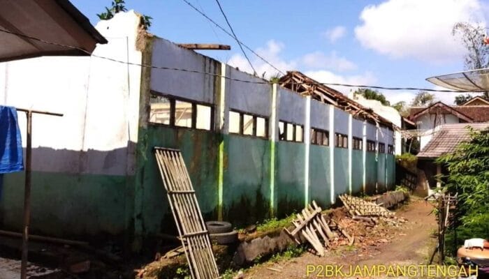 4 Atap Sekolah SD & Jembatan Penghubung di Jampangtengah Kabupaten Sukabumi Ambruk