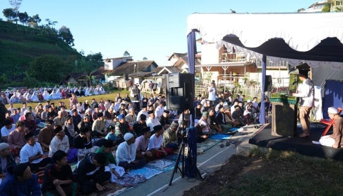 Bey Machmudin Salat Iduladha 1445 H di Kampung Babakanampera