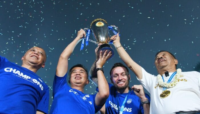 Bey Machmudin Terima Tropi Juara Persib Bandung