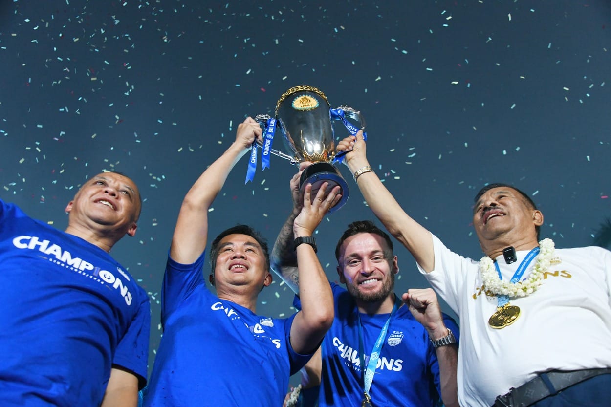 Bey Machmudin Terima Tropi Juara Persib Bandung