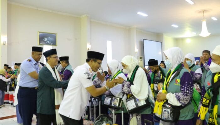 Bupati Bandung Lepas Calon Jemaah Haji Kloter 26
