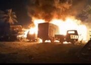 Kebakaran Gudang Ban Bekas di Karawang, 4 Mobil Hangus