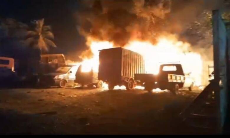 Kebakaran Gudang Ban Bekas di Karawang, 4 Mobil Hangus
