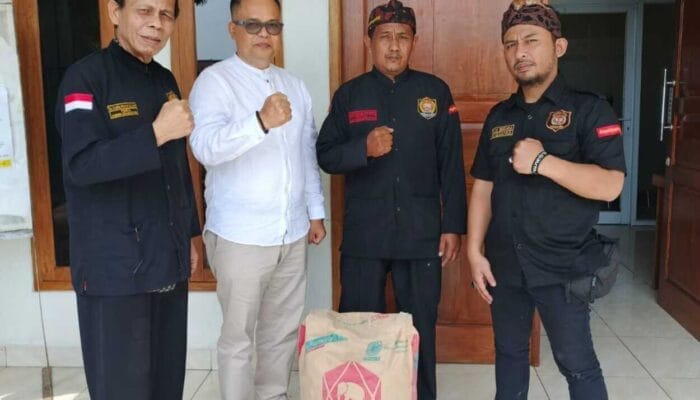 Paguyuban JTM Serahkan Bantuan Bahan Material Pembangunan Klinik BEBEZA ke Baznas Kab. Sukabumi