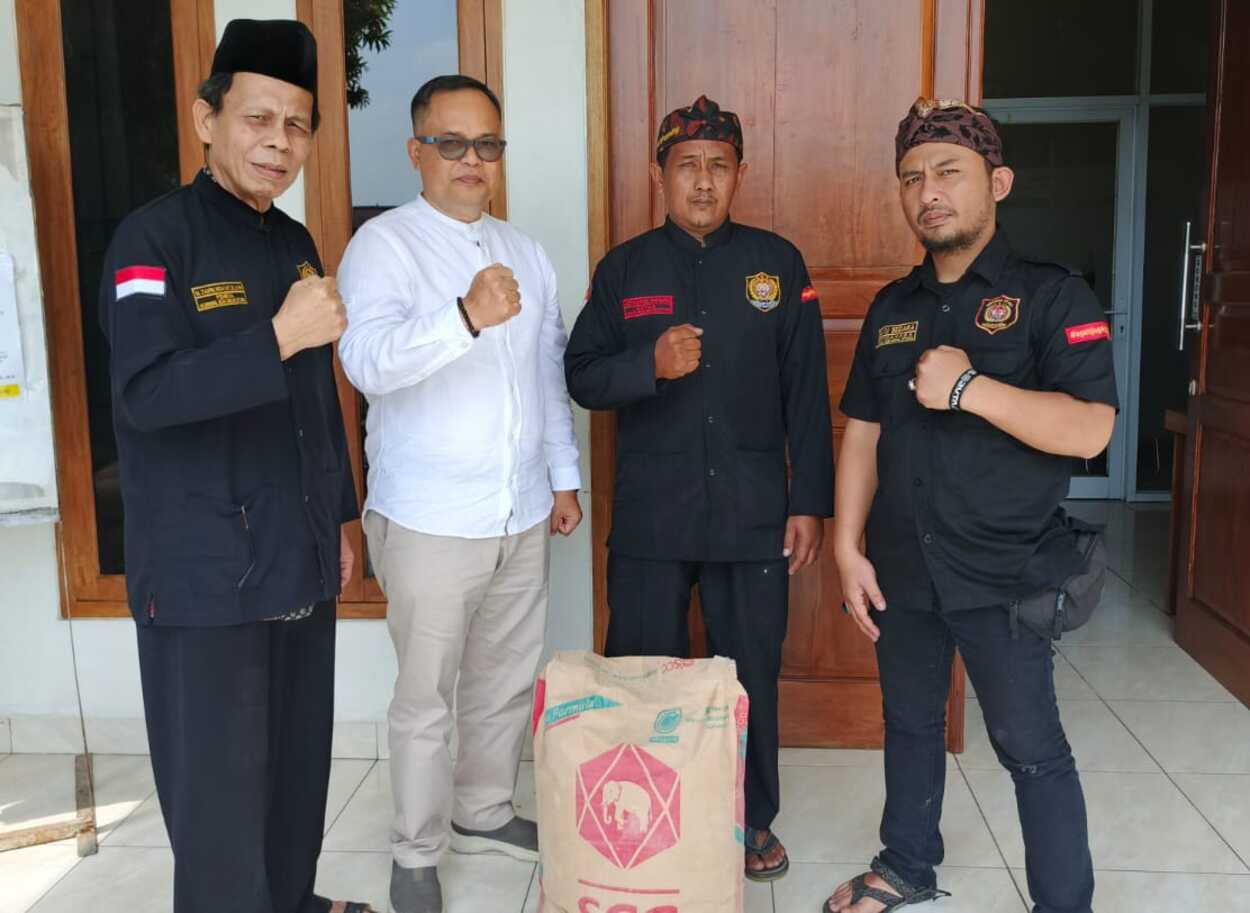 Paguyuban JTM Serahkan Bantuan Bahan Material Pembangunan Klinik BEBEZA ke Baznas Kab. Sukabumi