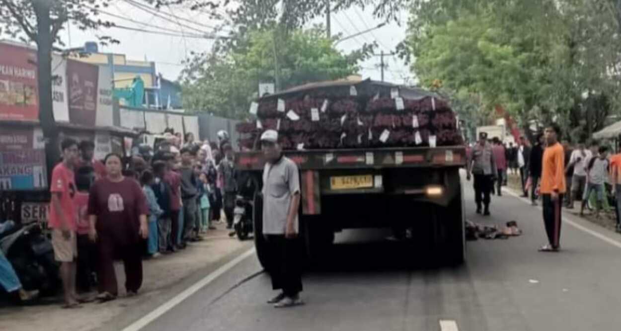 Pemotor Tewas Terlindas Truk di Rengasdengklok Karawang