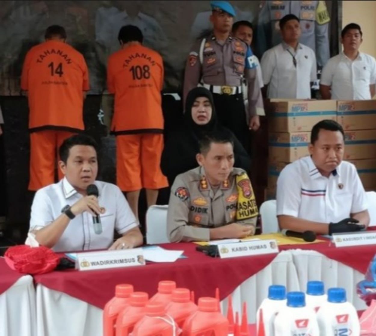 Polisi Grebek Pabrik Oli Palsu di Tangerang
