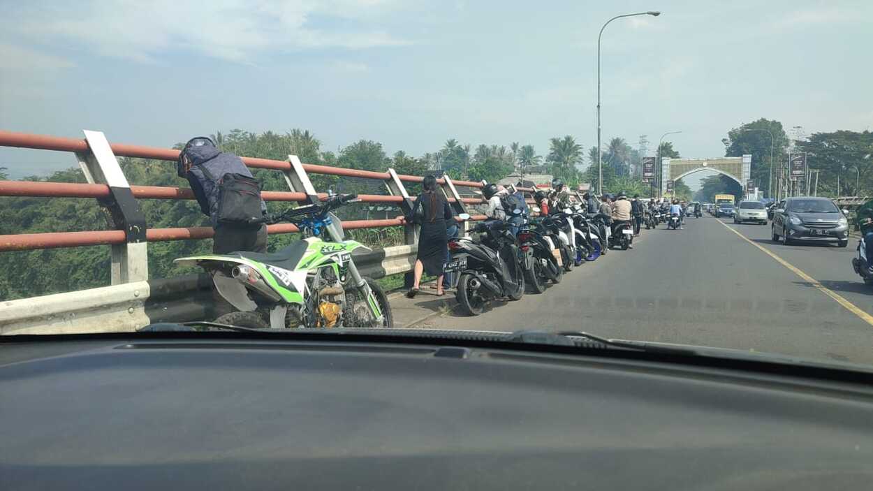 Pria Coba Bunuh Diri dari Jembatan Sungai Citarum