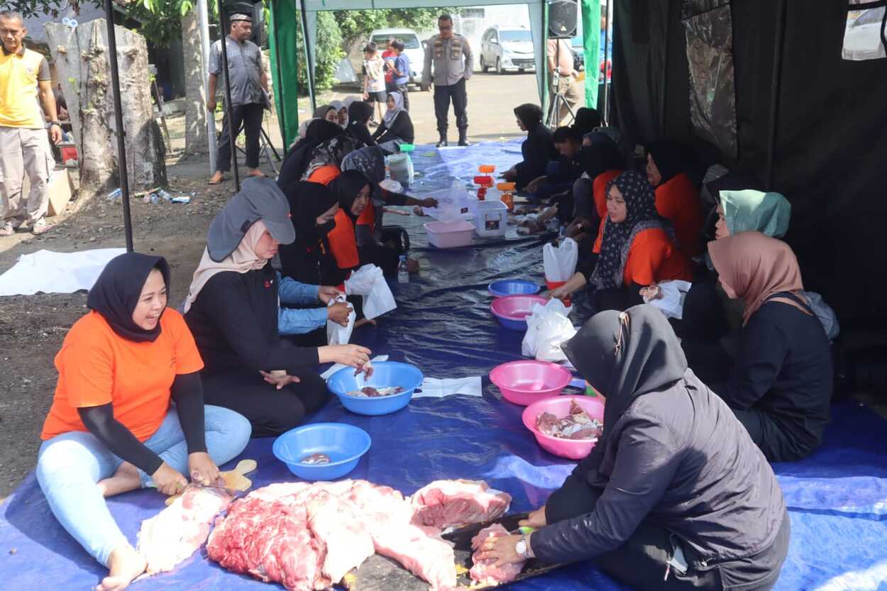 Sembelih 27 Ekor Kambing & 6 Ekor Sapi, Polres Sukabumi Kota Distribusikan Ribuan Kantong Daging Kurban