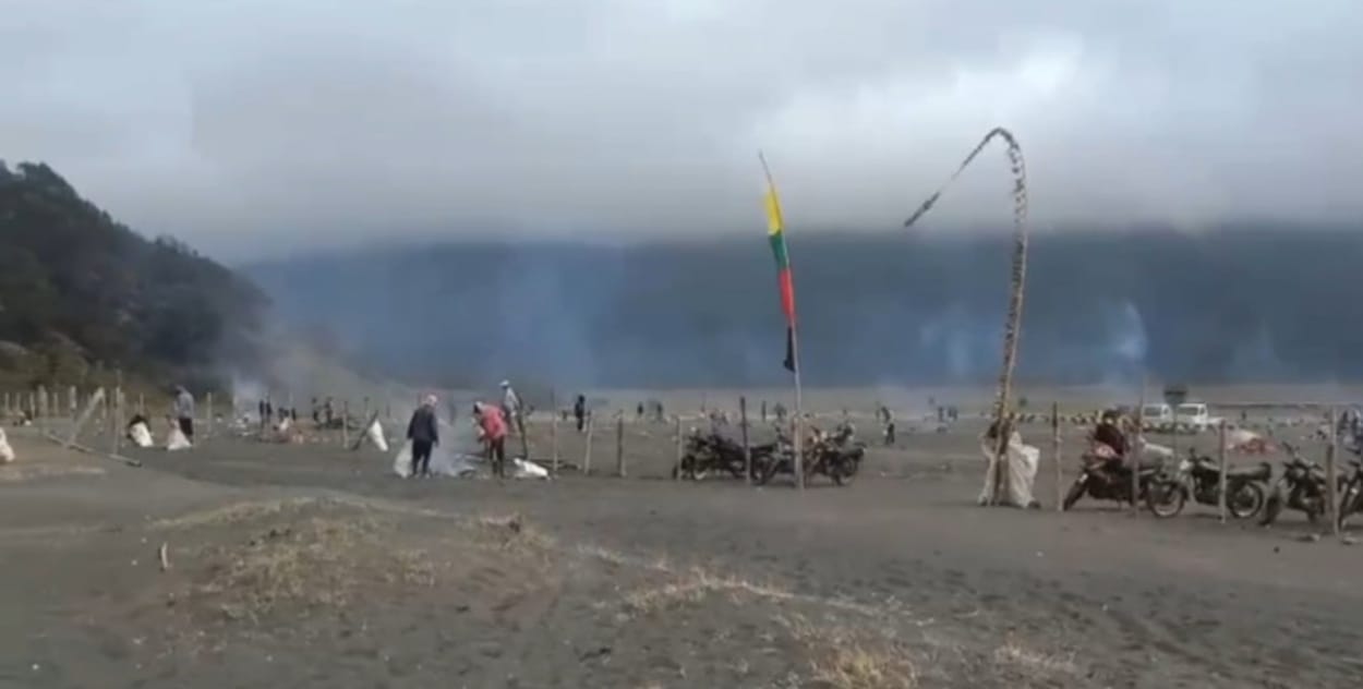 Taman Nasional Bromo Tengger Semeru Alami Kebakaran