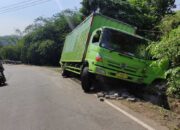 Truk Box Nyaris Masuk Jurang di Jalan Sukatani Purwakarta