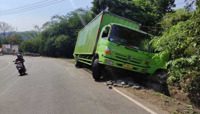 Truk Box Nyaris ke Jurang di Jalan Sukatani Purwakarta