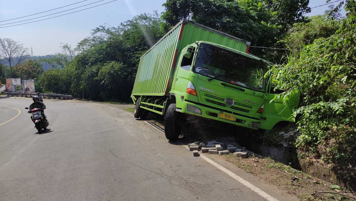 Truk Box Nyaris Masuk Jurang di Jalan Sukatani Purwakarta