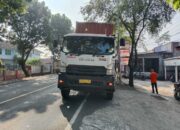 Truk Kontainer Babat Dahan Pohon di Cianjur, 1 Orang Terluka