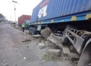 Truk Kontainer Tabrak Tiang Pembatas Jalan di Jalur Pantura