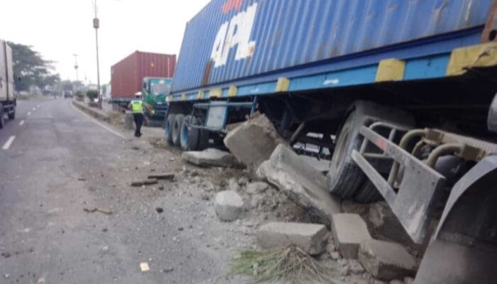 Truk Kontainer Tabrak Tiang Pembatas Jalan di Jalur Pantura