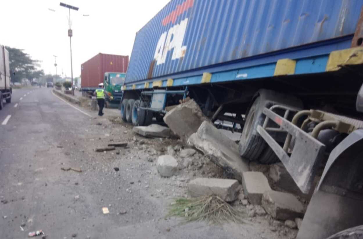 Truk Kontainer Tabrak Tiang Pembatas Jalan di Jalur Pantura