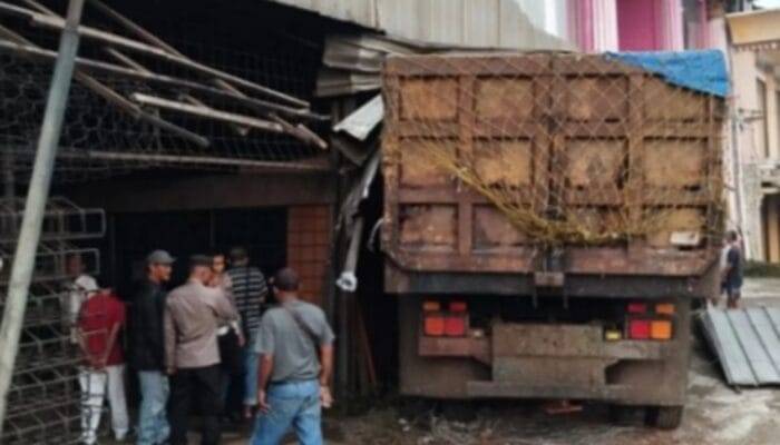 Truk Pengangkut Sampah Kecelakaan di Ciampea Bogor