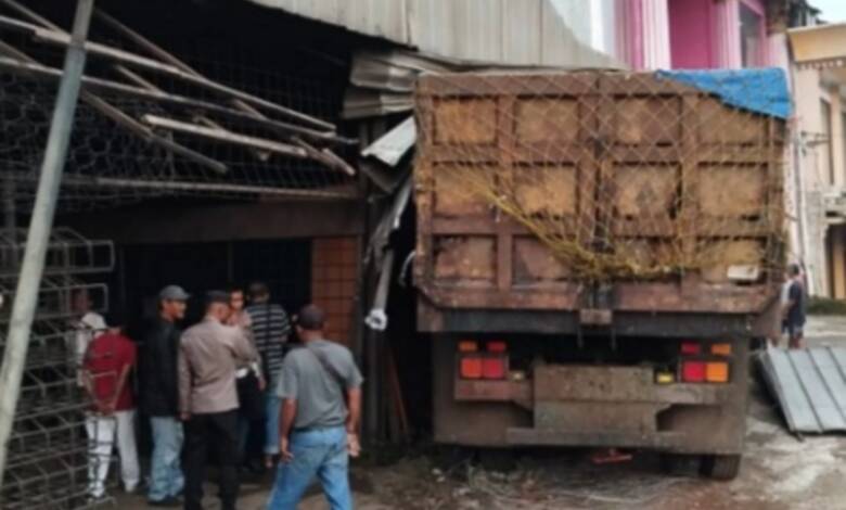 Truk Pengangkut Sampah Kecelakaan di Ciampea Bogor