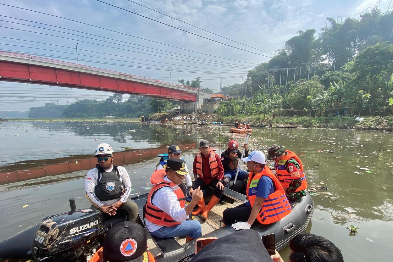 Tumpukan Sampah di Jembatan BBS KBB Terus Dilakukan