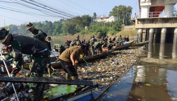 215 Personel Angkut Sampah di Kawasan Jembatan BBS KBB