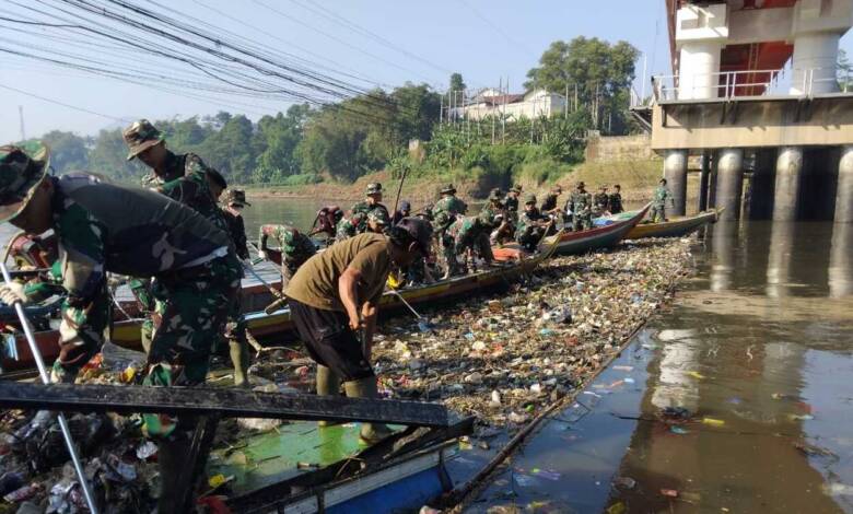 215 Personel Gabungan Angkut Sampah di Kawasan Jembatan BBS KBB