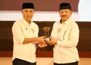 Bey Machmudin Dapat Penghargaan BAZNAS Jabar Award