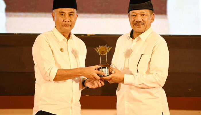 Bey Machmudin Dapat Penghargaan BAZNAS Jabar Award