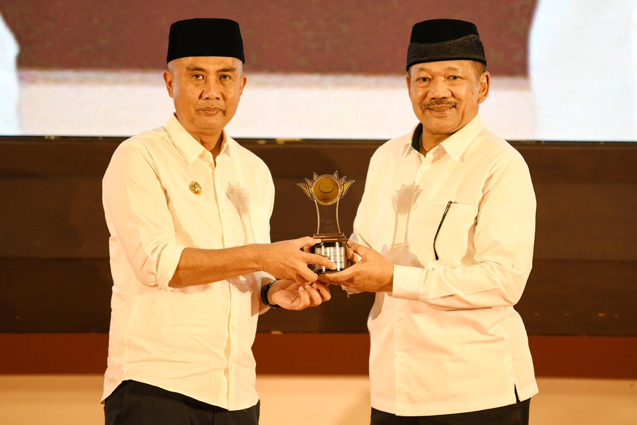 Bey Machmudin Dapat Penghargaan BAZNAS Jabar Award