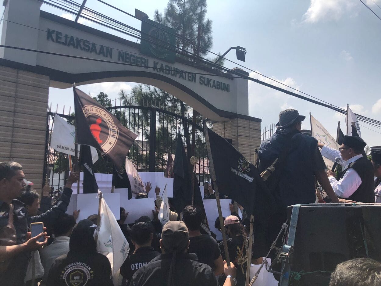 Puluhan Massa Geruduk Kejari Kab. Sukabumi, Usut Tuntas PKBM Disdik & Mark Up Gaji Dinas LH