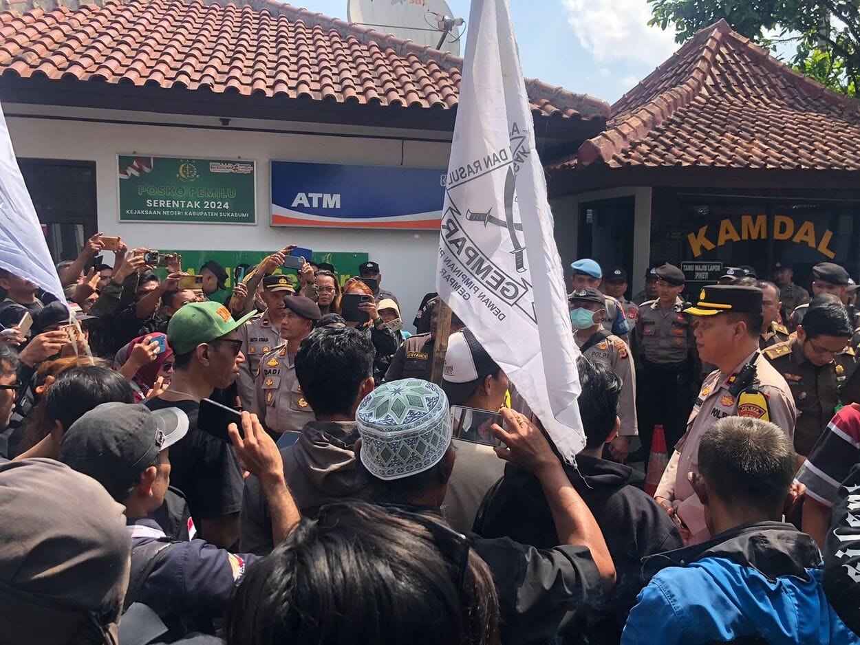 Puluhan Massa Geruduk Kejari Kab. Sukabumi, Usut Tuntas PKBM Disdik & Mark Up Gaji Dinas LH