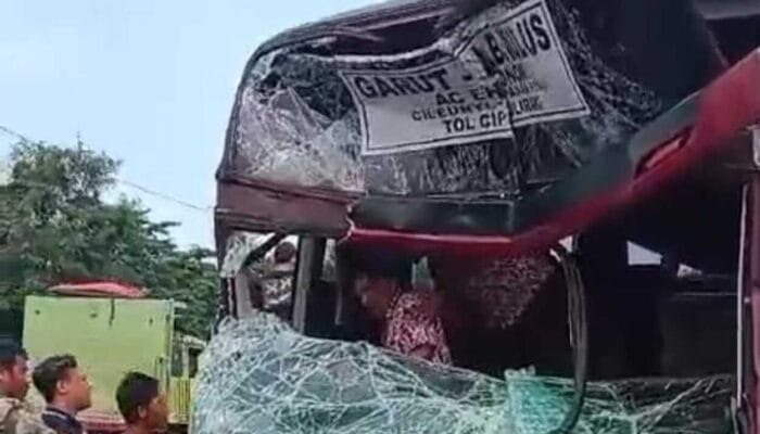 Tabrakan Beruntun di Tol Cipularang Libatkan 10 Kendaraan