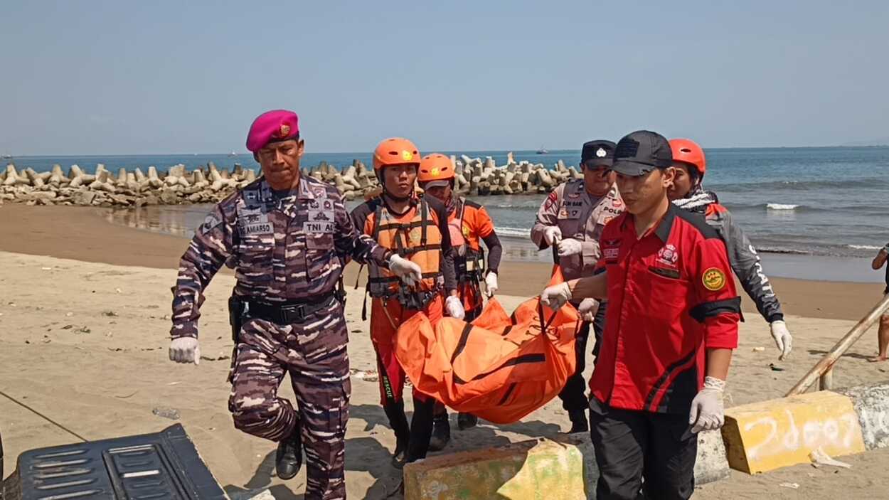 Tim SAR Temukan Jasad Korban Tenggelam di Pantai Kapitol Sukabumi