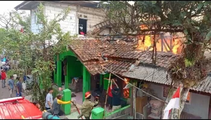 6 Rumah Warga Sukaraja Kab. Sukabumi Terbakar, Kerugian Ditaksir Ratusan Juta
