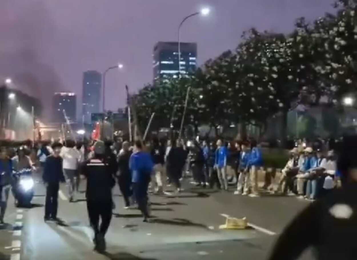Bentrokan Pecah di Depan Gedung DPR/MPR RI
