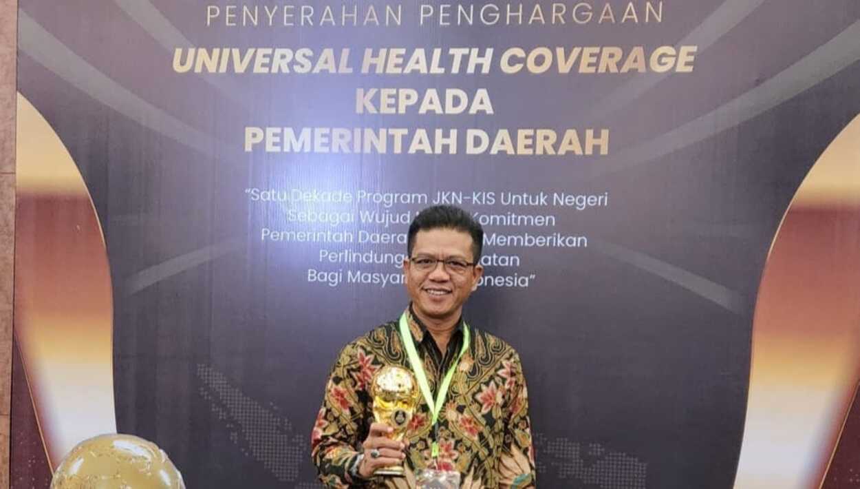 Bupati Dadang Supriatna Raih Penghargaan UHC Award