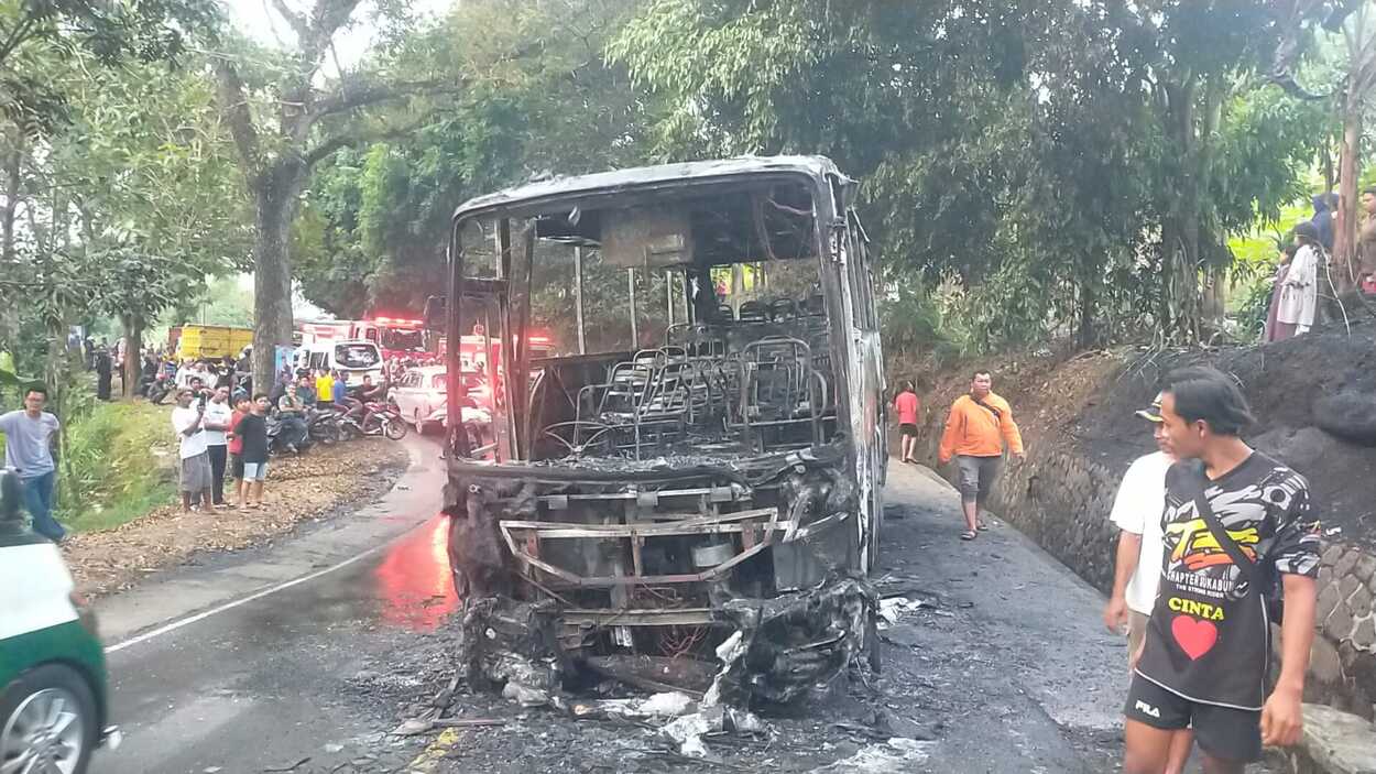 Diduga Korsleting Listrik, Bus MGI Jurusan Palabuhanratu - Bogor Terbakar Hebat