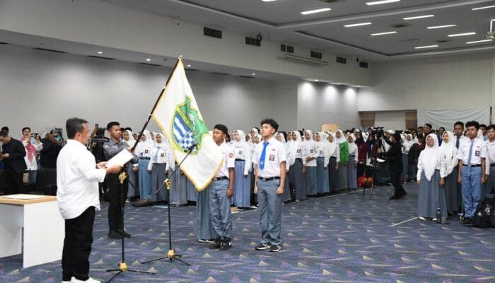 Herman Suryatman Kukuhkan Forum OSIS Jabar Generasi 12