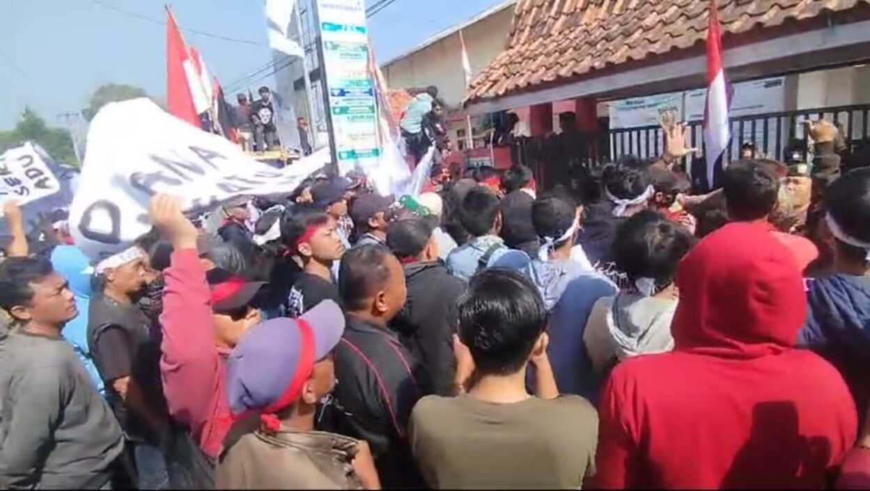 Kades Sukaluyu di Cianjur Lengser Didemo Warga (1)