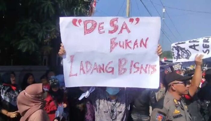 Kades Sukaluyu di Cianjur Lengser Didemo Warga