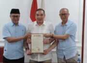 Ketua DPC Partai Gerindra Resmi Serahkan langsung SK B1-KWK Bagi Paslon Fahmi-Dida di Pilkada Kota Sukabumi