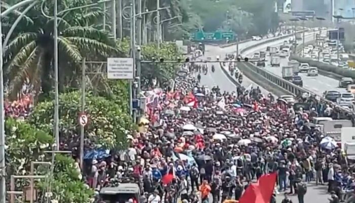 Massa Kepung Gedung DPR/MPR RI Terkait Putusan MK