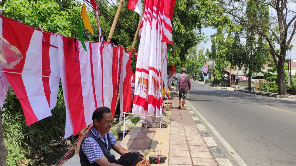 Penjual Bendera di Jalan Jend A Yani Purwakarta Cari Cuan