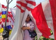 Penjual Bendera di Jalan Jend A Yani Purwakarta Cari Cuan