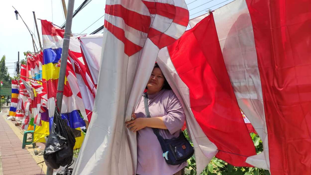 Penjual Bendera di Jalan Jend A Yani Purwakarta Cari Cuan