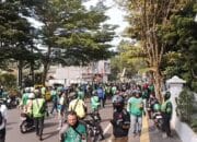 Ratusan Ojol Bentrok Vs Sopir Angkot di Kota Sukabumi