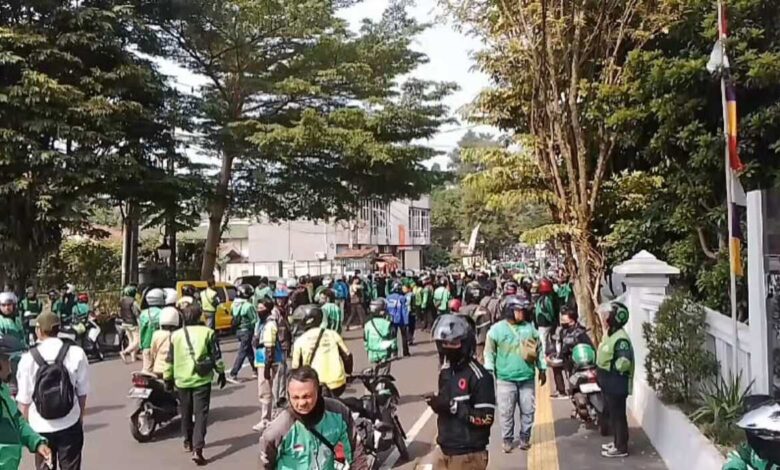 Ratusan Ojol Bentrok Vs Sopir Angkot di Kota Sukabumi