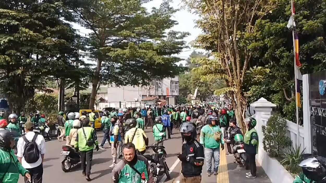 Ratusan Ojol Bentrok Vs Sopir Angkot di Kota Sukabumi