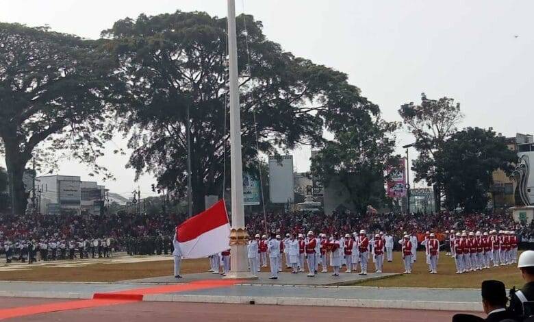 Ribuan Masyarakat Kota Sukabumi Saksikan Upacara Pengibaran Bendera