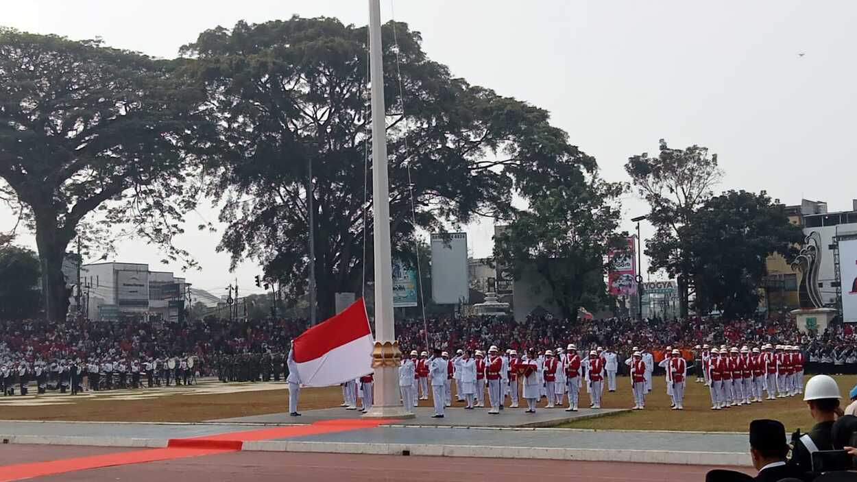 Ribuan Masyarakat Kota Sukabumi Saksikan Upacara Pengibaran Bendera Merah Putih di Lapang Merdeka